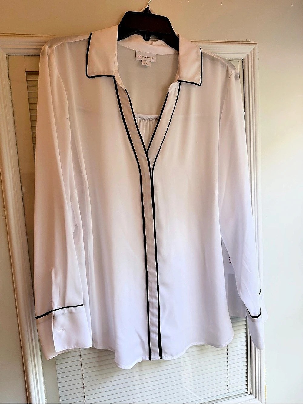 NWT Liz Claiborne Size 1X White Button Front/Black Piping Blouse
